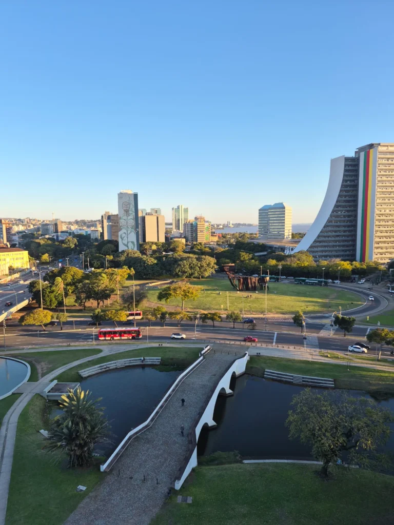 Pôr do sol em Porto Alegre visto da sala da Travessia